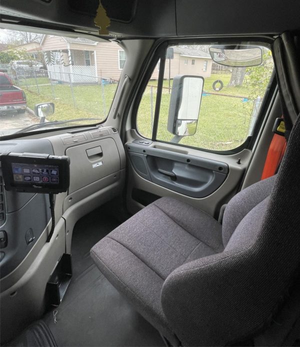 2016 Freightliner Cascadia 125 - Image 12