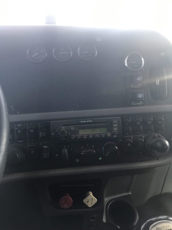 2011 PETERBILT 365 - Image 11