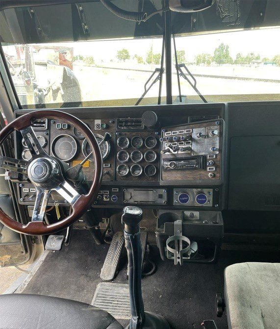1995 Kenworth W900L Semi Tractor  - Image 2