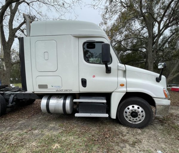 2016 Freightliner Cascadia 125 - Image 2