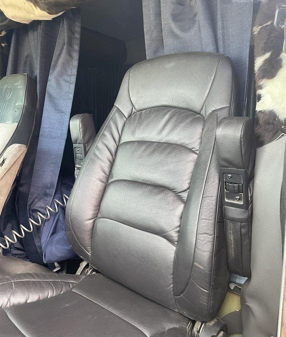 1995 Kenworth W900L Semi Tractor  - Image 3