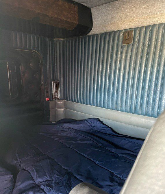 1995 Kenworth W900L Semi Tractor  - Image 4