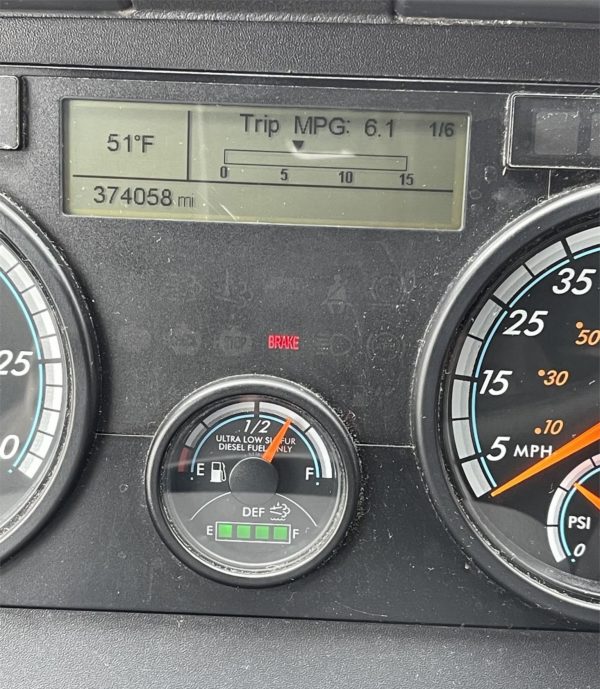2016 Freightliner Cascadia 125 - Image 9