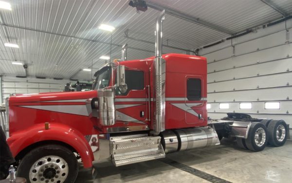 2018 Kenworth W900 - Image 2