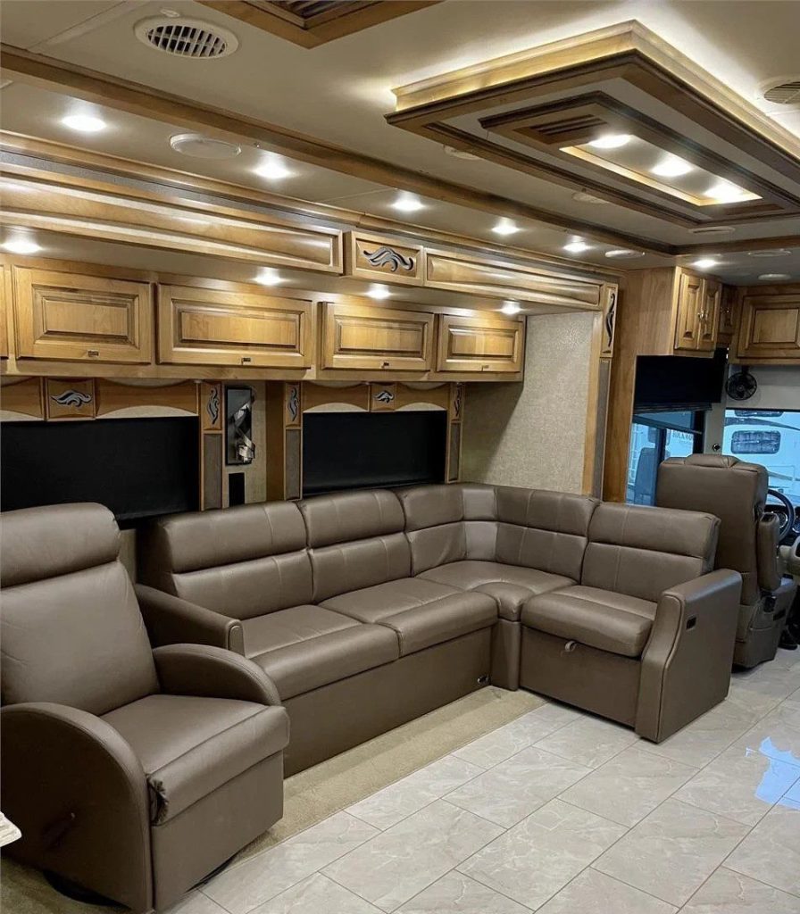 2018 Tiffin Phaeton 40AH  - Image 11