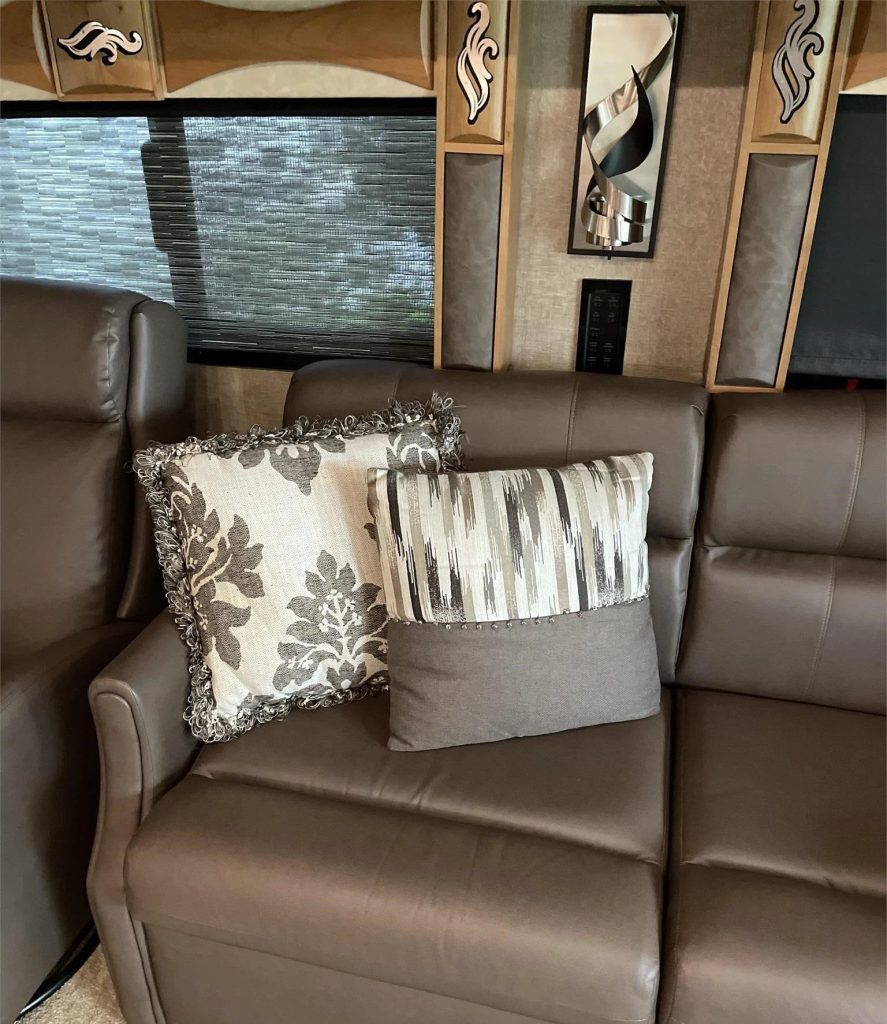 2018 Tiffin Phaeton 40AH  - Image 12