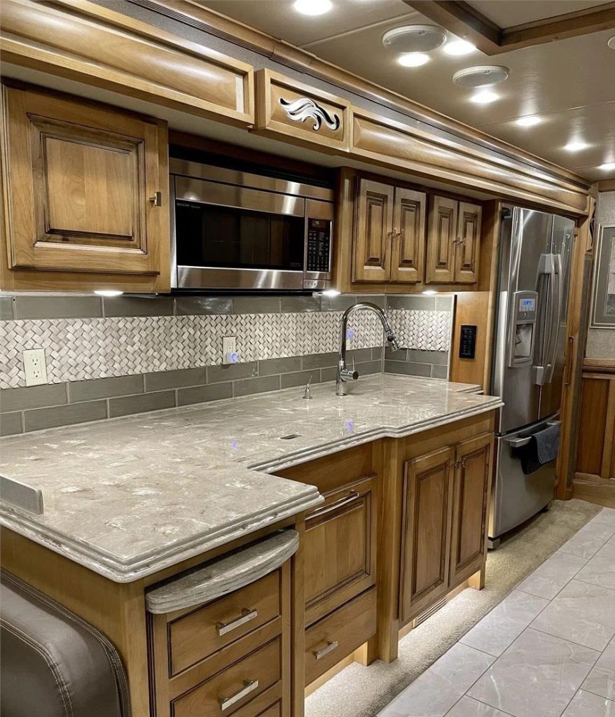 2018 Tiffin Phaeton 40AH  - Image 13