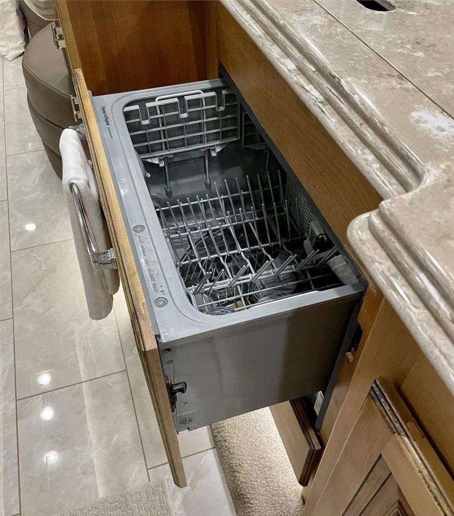 2018 Tiffin Phaeton 40AH  - Image 14