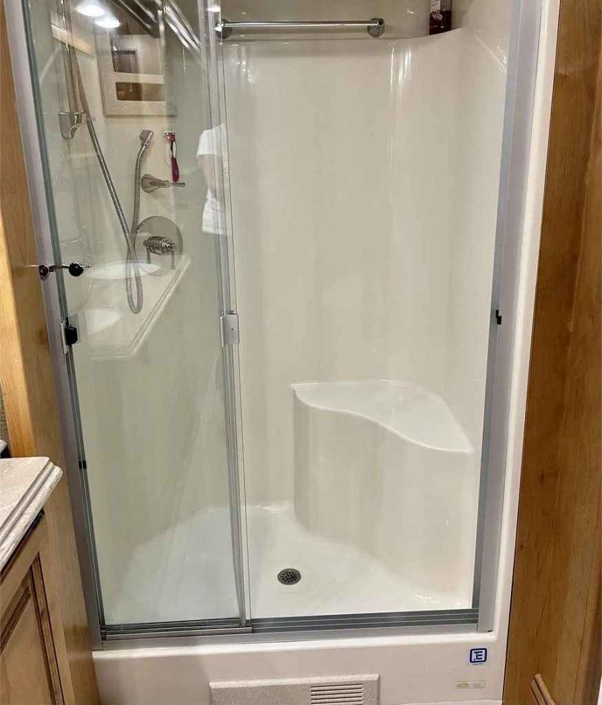 2018 Tiffin Phaeton 40AH  - Image 16