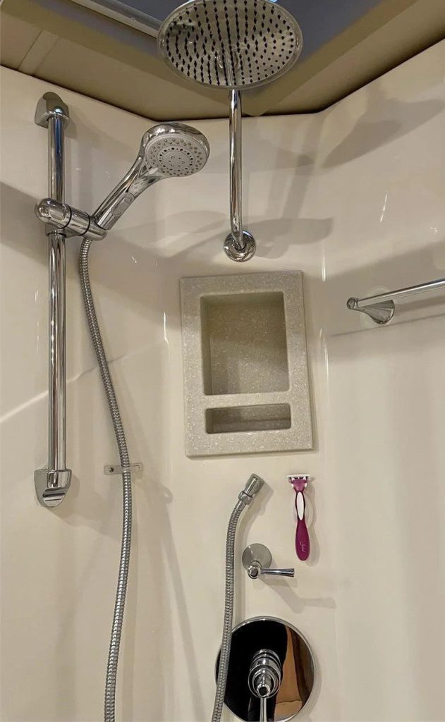 2018 Tiffin Phaeton 40AH  - Image 17