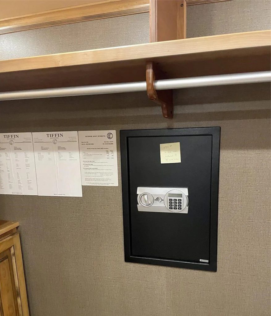 2018 Tiffin Phaeton 40AH  - Image 19