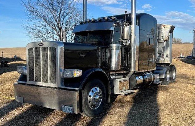 2015 PETERBILT 389 - Image 2