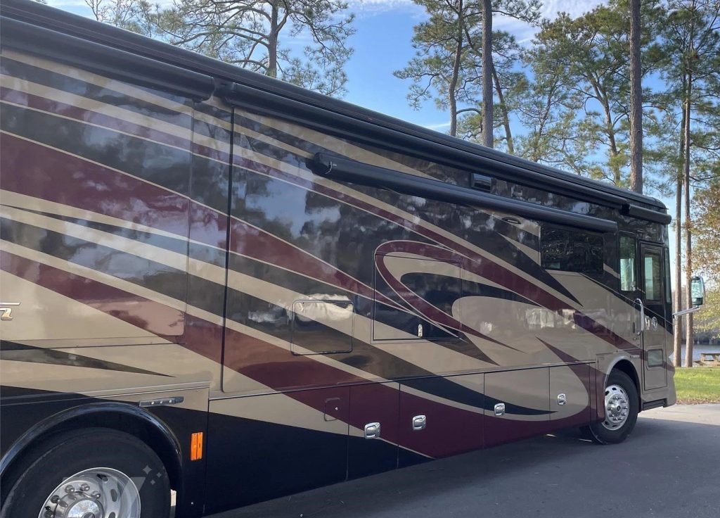 2018 Tiffin Phaeton 40AH  - Image 2