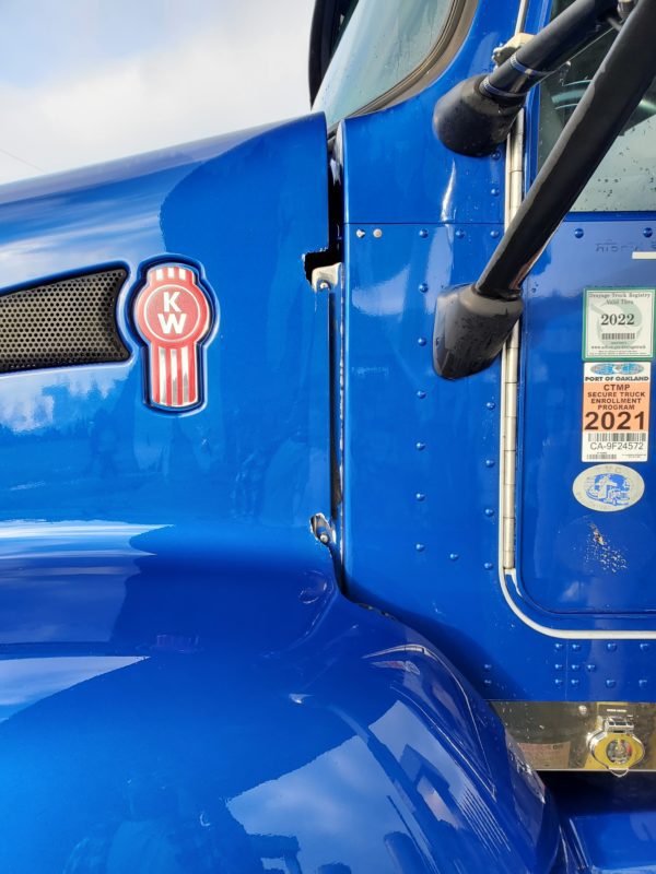 2011 Kenworth T660 - Image 2