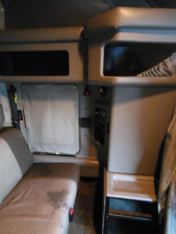 2011 Kenworth T660 - Image 10