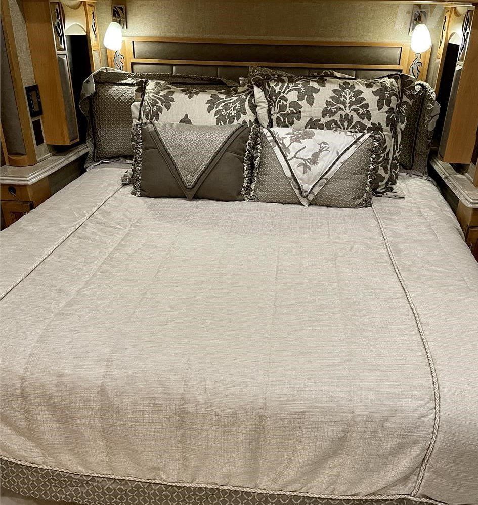 2018 Tiffin Phaeton 40AH  - Image 24