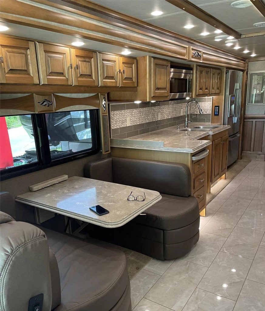 2018 Tiffin Phaeton 40AH  - Image 9