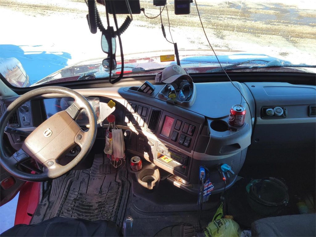 2015 Volvo VNL64T730 - Image 10