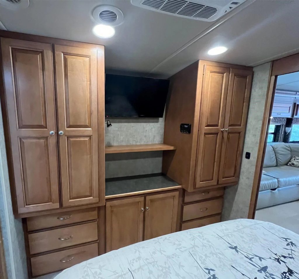 2016 Itasca Sunstar LX 35F - Image 10