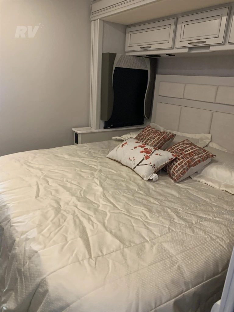 2022 FLEETWOOD BOUNDER 35K - Image 13