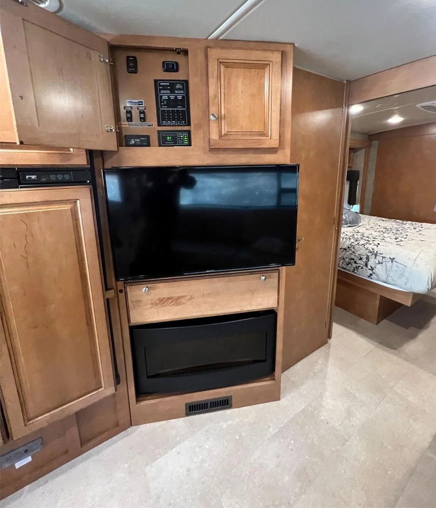 2016 Itasca Sunstar LX 35F - Image 14