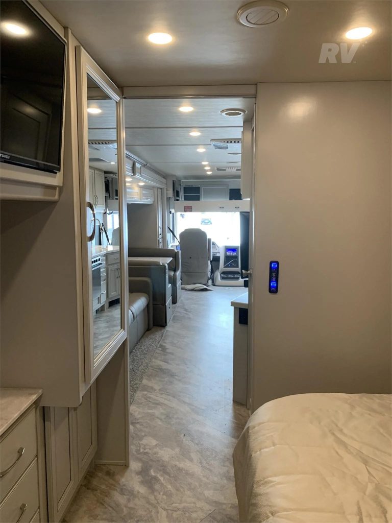 2022 FLEETWOOD BOUNDER 35K - Image 14