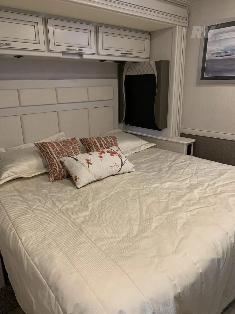 2022 FLEETWOOD BOUNDER 35K - Image 16