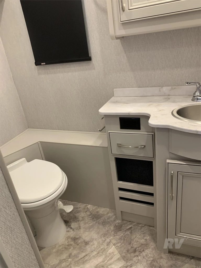 2022 FLEETWOOD BOUNDER 35K - Image 17