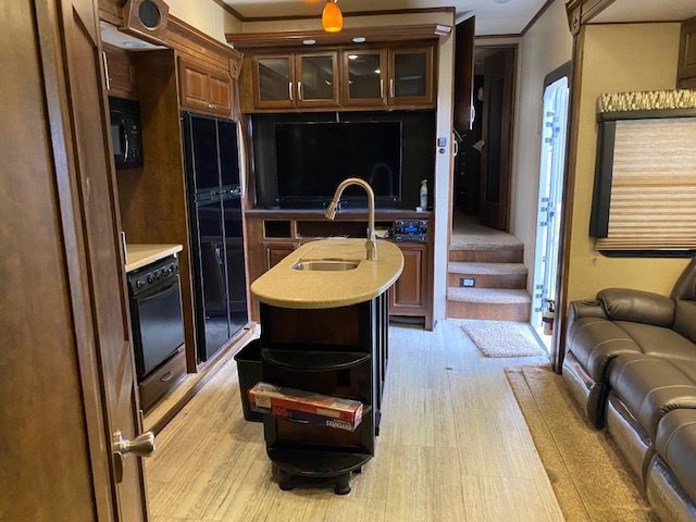 2014 Grand Design MOMENTUM 385TH - Image 3