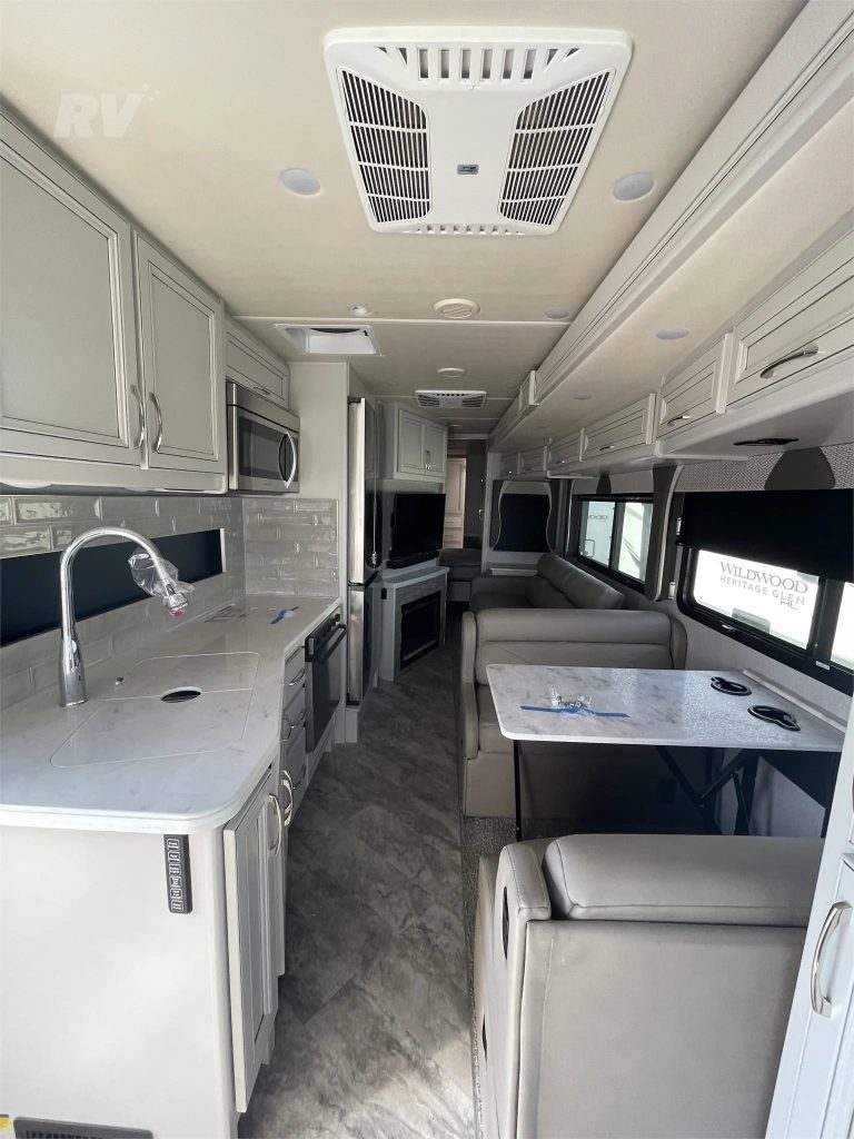 2022 FLEETWOOD BOUNDER 35K - Image 5