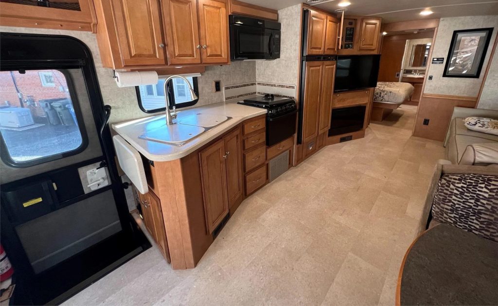 2016 Itasca Sunstar LX 35F - Image 8