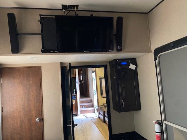 2014 Grand Design MOMENTUM 385TH - Image 8