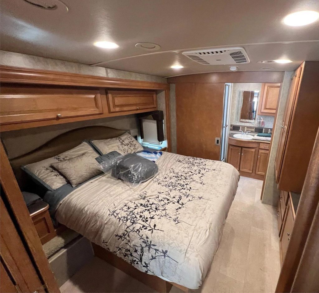 2016 Itasca Sunstar LX 35F - Image 9