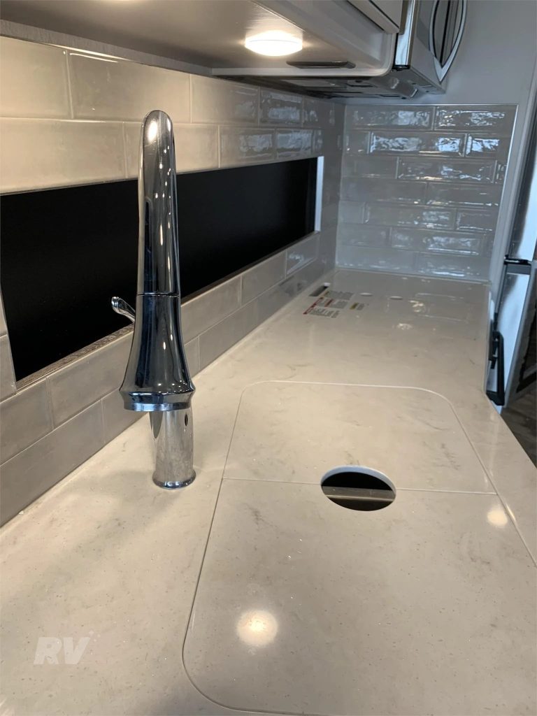 2022 FLEETWOOD BOUNDER 35K - Image 9