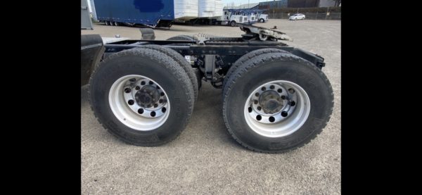 2014 Peterbilt 579 - Image 2