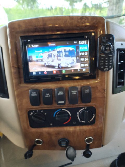 2017 Thor Motor Coach Hurricane 31s - Image 19