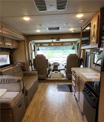 2017 Thor Motor Coach Hurricane 31s - Image 8