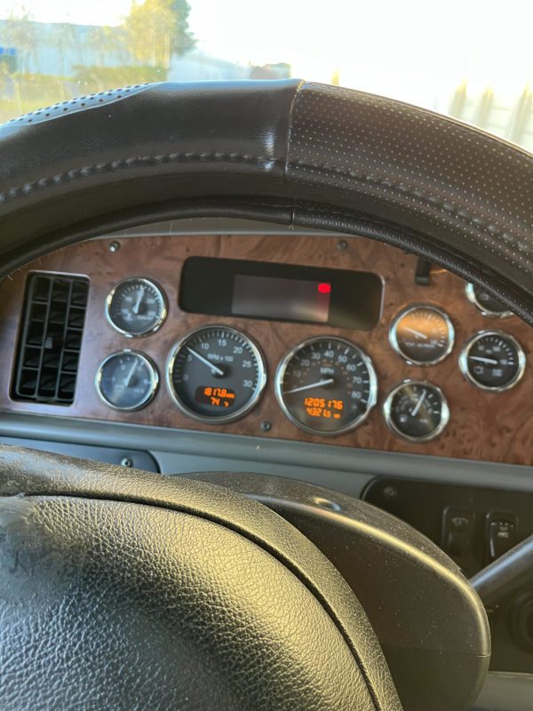 2010 Peterbilt 387 - Image 4