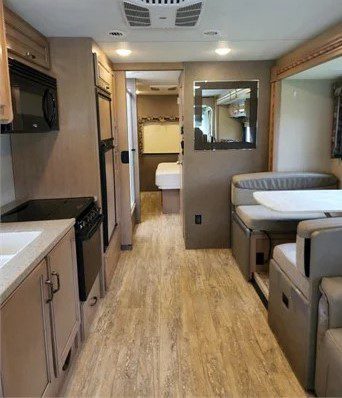 2017 Thor Motor Coach Hurricane 31s - Image 9