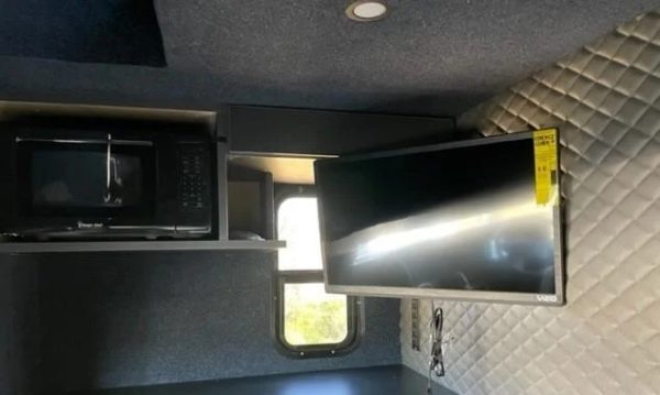 2022 International MV Box Truck - Image 8