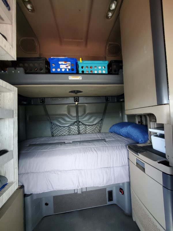 2010 Freightliner Cascadia 125 - Image 9