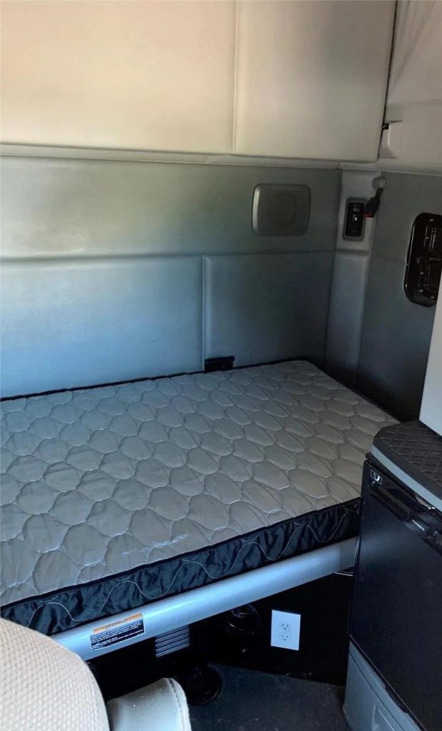 2016 Kenworth T680 - Image 14