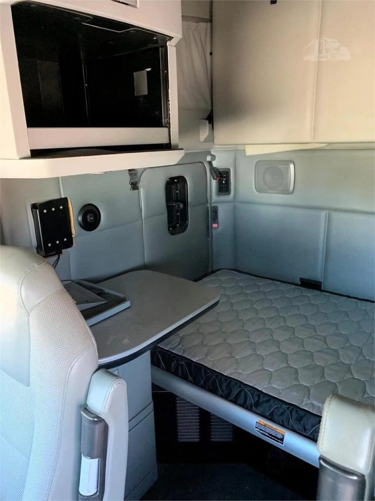 2016 Kenworth T680 - Image 15