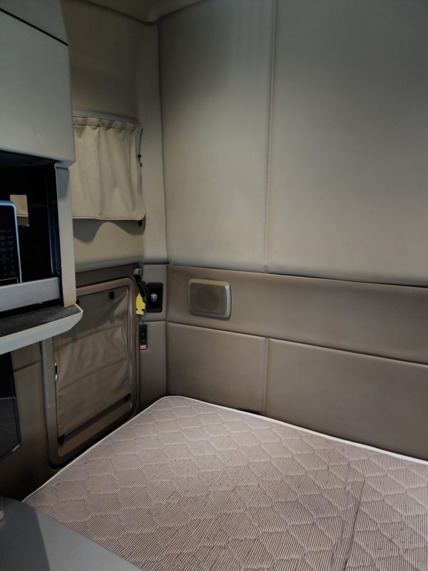 2014 Kenworth T680 - Image 2