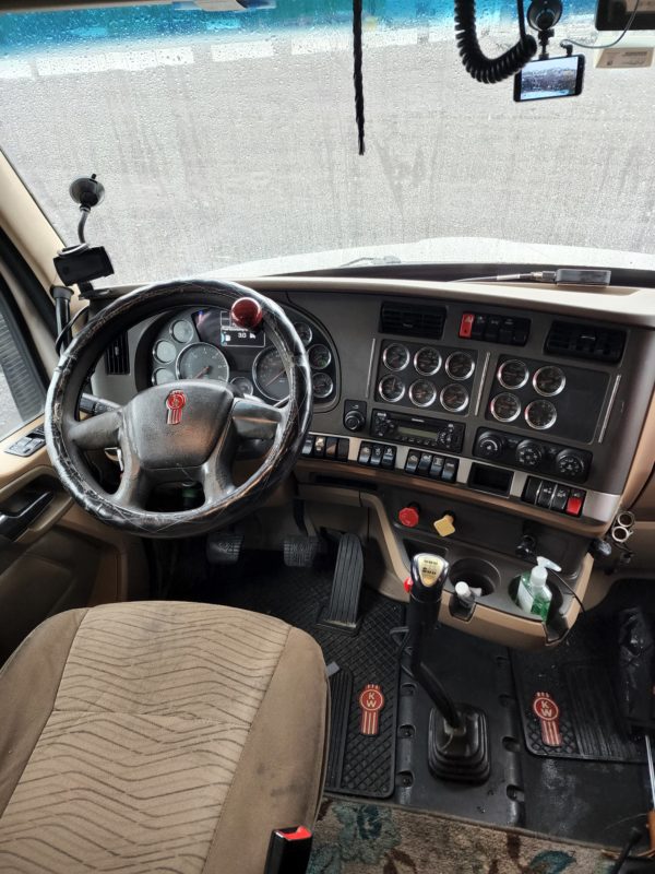 2014 Kenworth T680 - Image 3