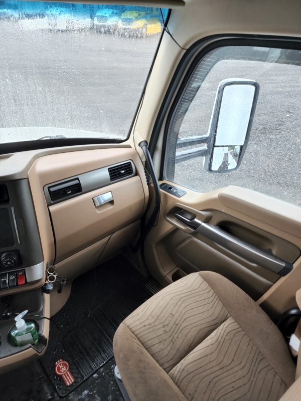 2014 Kenworth T680 - Image 4
