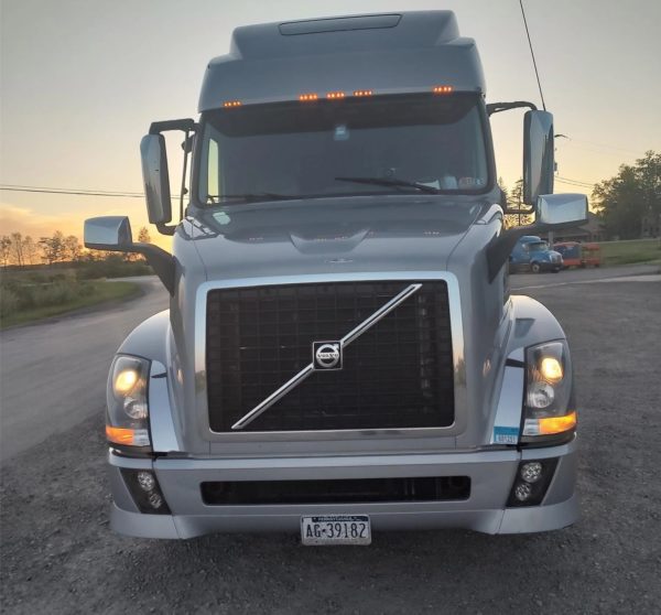 2015 Volvo VNL64T780 - Image 2