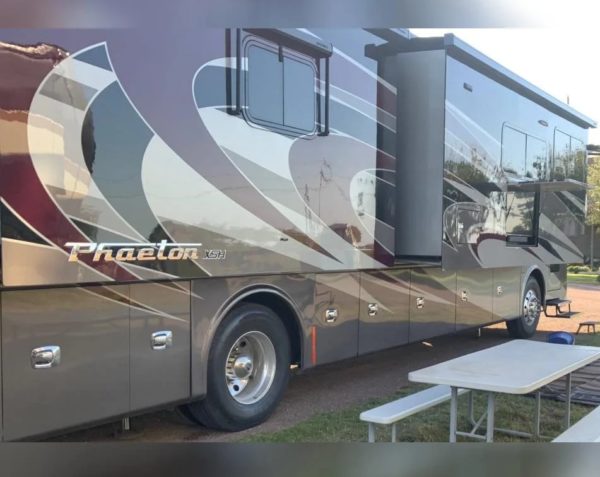 2021 Tiffin Phaeton 40IH - Image 3
