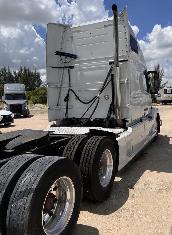 2016 Volvo VNL42T670 - Image 10