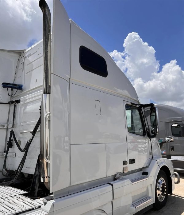 2016 Volvo VNL42T670 - Image 11